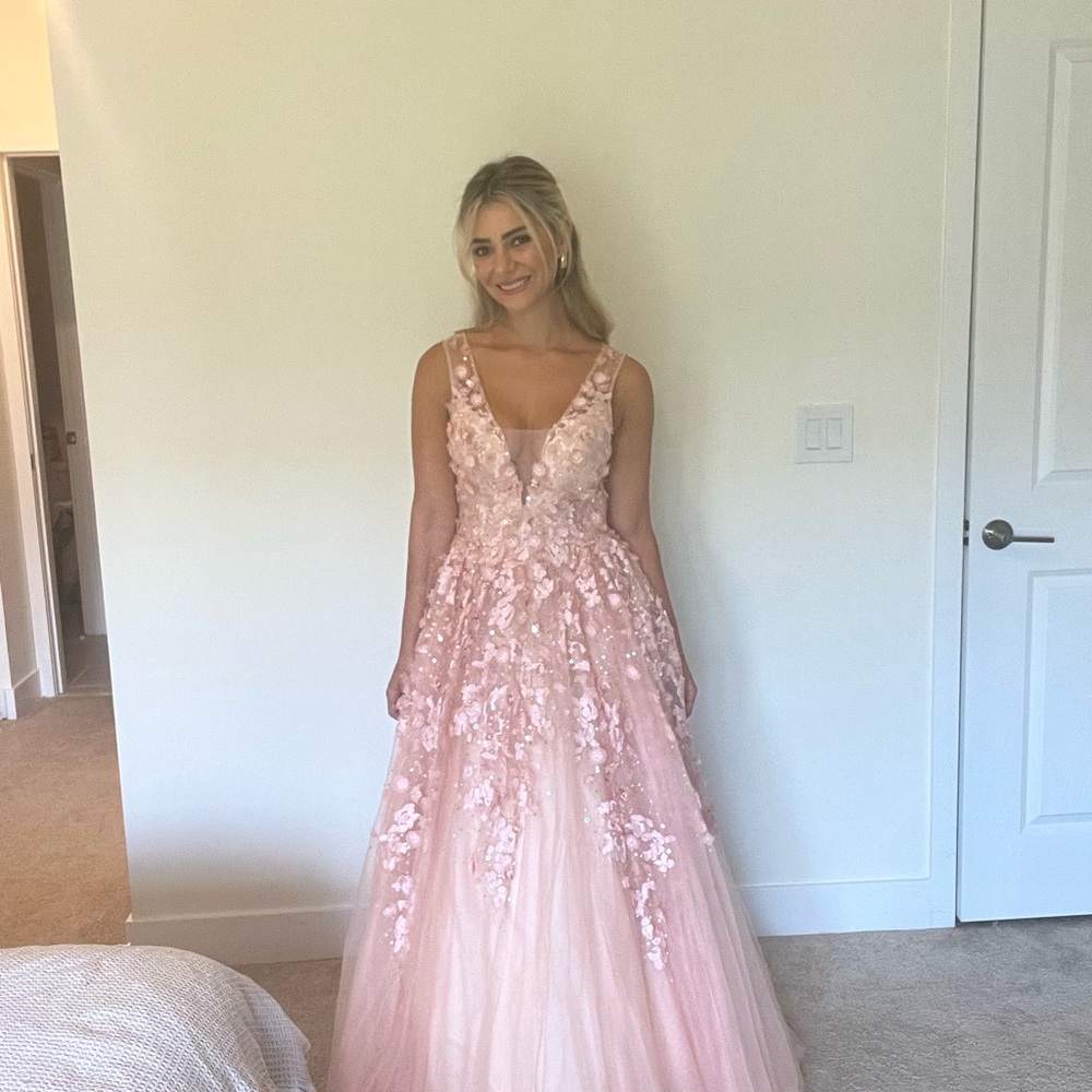 Beautiful rose Dress, perfect for a sweet 16